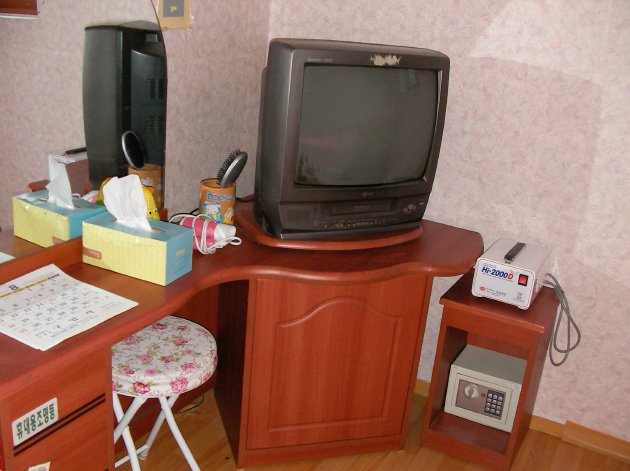テレビと机